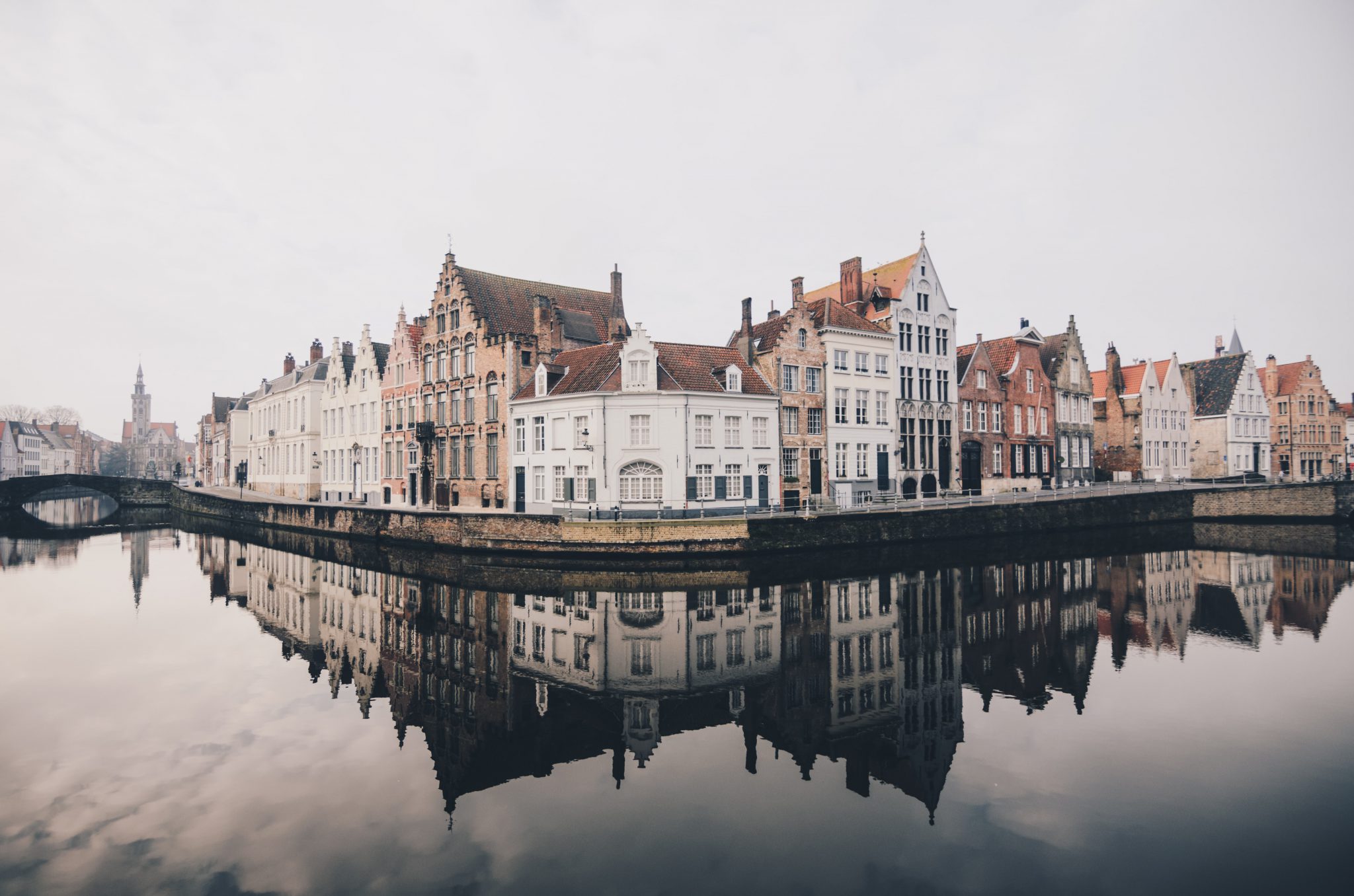Belgische Stadt am Fluss im Panoramablickwinkel