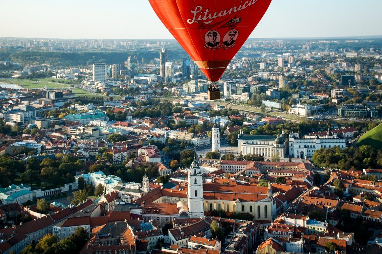 Roter Heißluftballon über einer baltischen Stadt