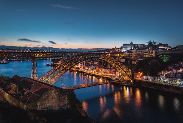 Beleuchtete Brücke bei Nacht in Portugal