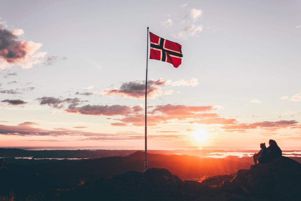 Norwegen Flagge bei Sonnenuntergang