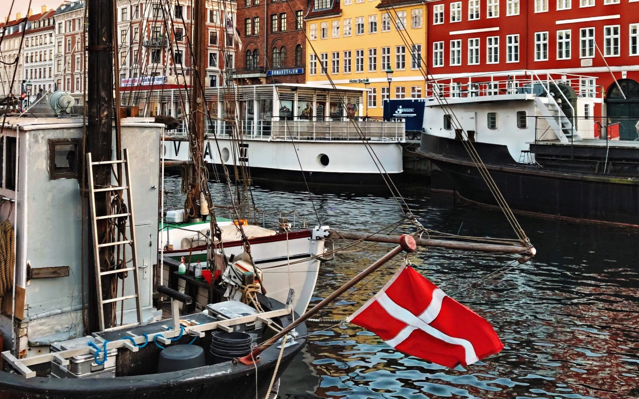 Boote im Hafen in Dänemark im Hintergrund bunte Häuser
