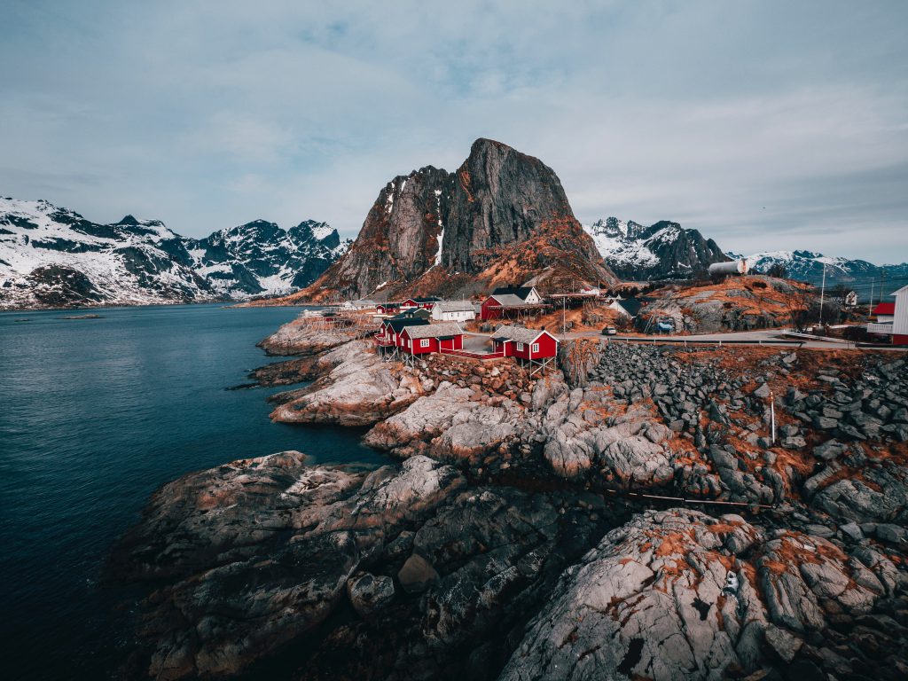 Camping Norwegen - Rote Hütten an der Küste Norwegens