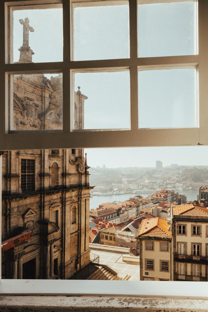 Blick über die Dächer einer portugiesischen Stadt