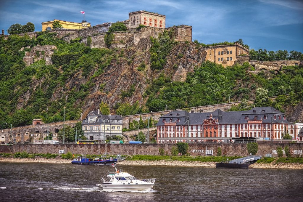 Die Festung Ehrenbreitstein auf einem Fels in Koblenz davor die Mosel