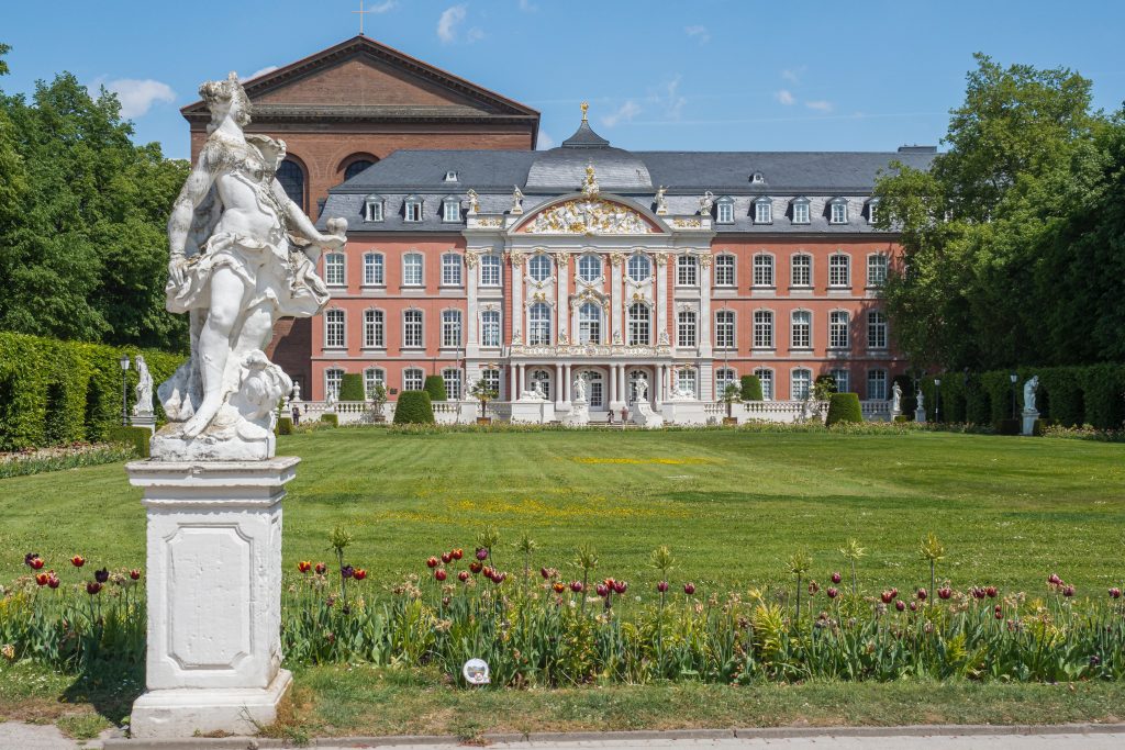 Kurfürstlicher Palais mit Statue in Trier