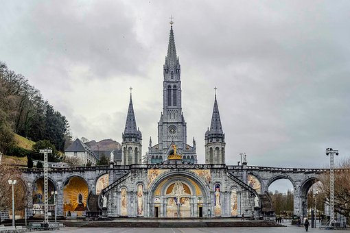 Womo Tour Südfrankreich - Blick auf die Basilika in Lourdes