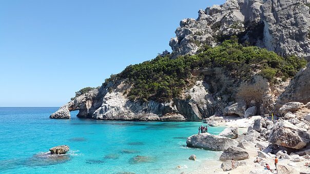 Wohin mit dem Wohnmobil im Mai - Aussicht auf das Meer und Felsen Sardiniens