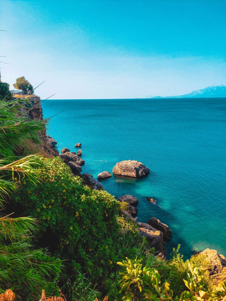 Blick auf die Küste und das türkise Meer in Antalya