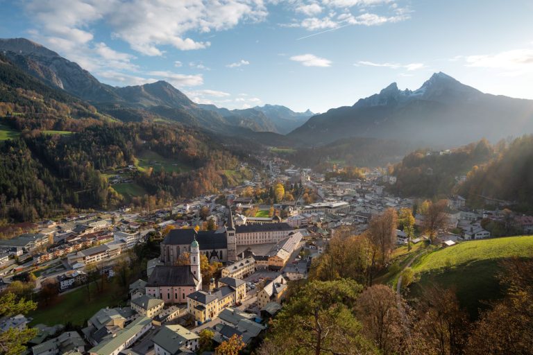 Schönste Dörfer Deutschlands - Stadt in bergiger Landschaft