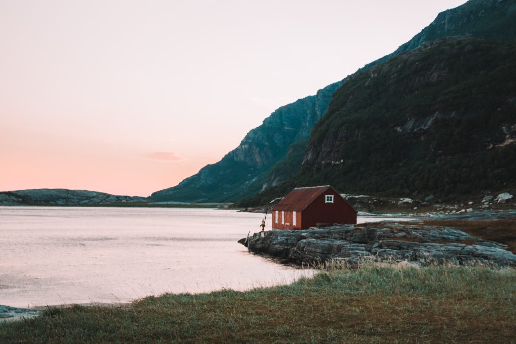 Einsames Bootshaus am Fjord