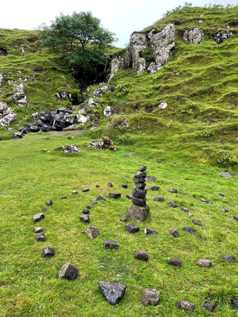 Fairy Glen in Schottland - ein Steinkreis auf einer grasgrünen Wiese