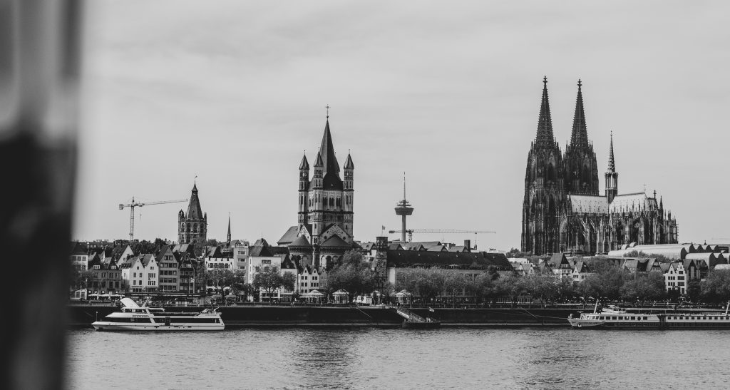 Köln Panorama in schwarz-weiß