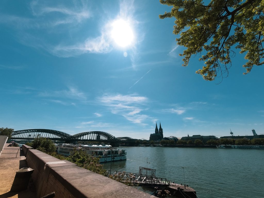 Blick auf den Dom und die Hohenzollernbrücke im Sommer