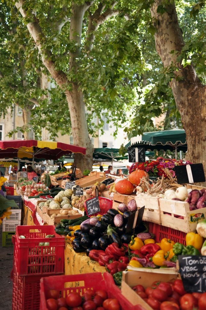 Markt mit frischem Gemüse inmitten von Bäumen
