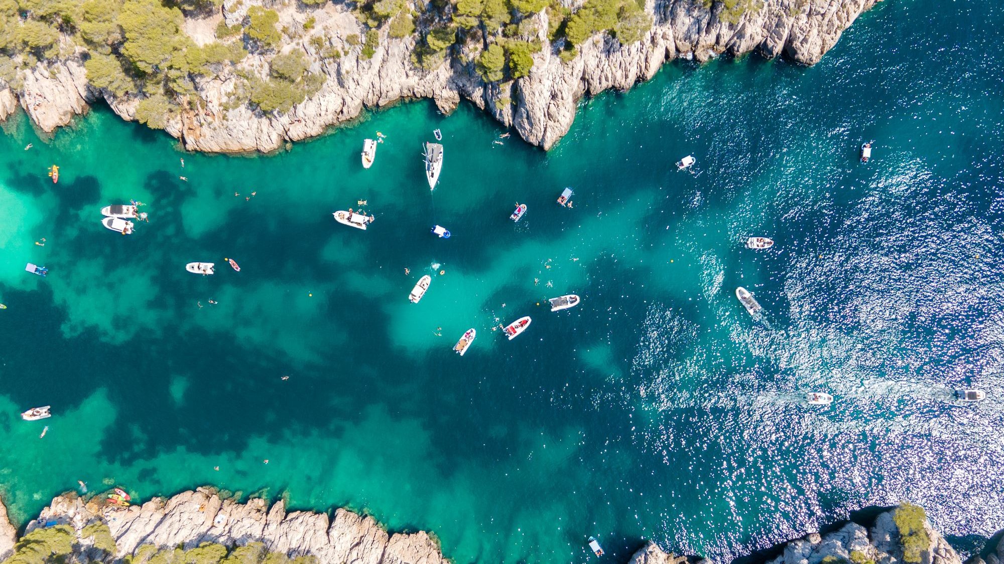 Vogelperspektive auf das Meer mit Booten in Marseille