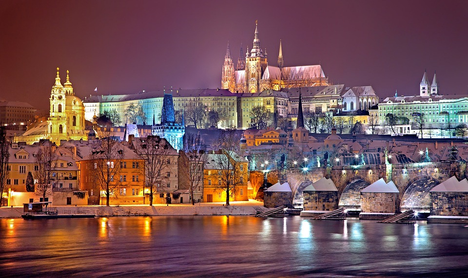 Wo kann man günstig campen? - Blick auf die Prager Burg und Karlsbrücke bei Nacht in der Tschechischen Republik.