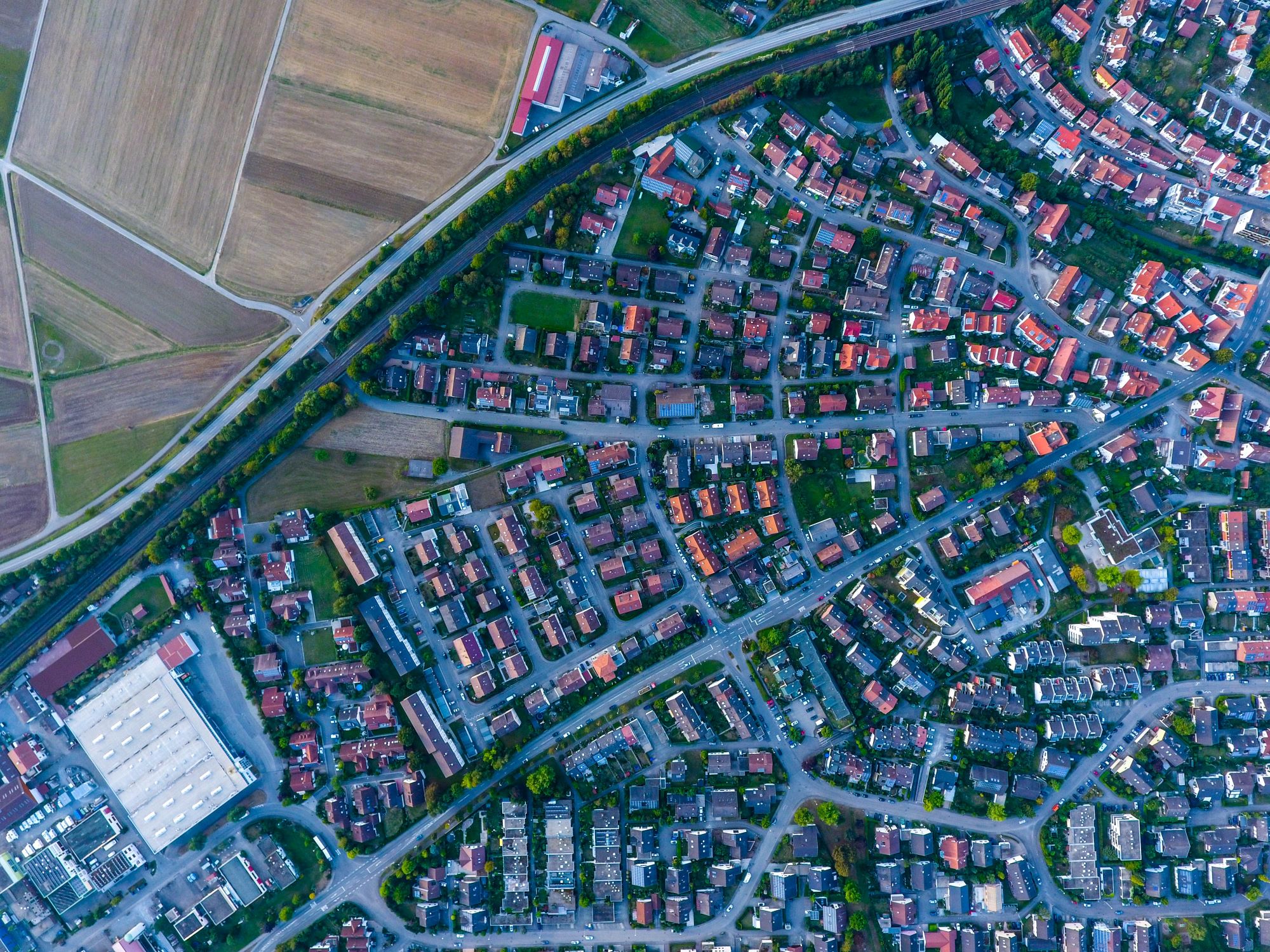 Schönste Dörfer Deutschlands - Dorf aus der Vogelperspektive mit Häusern und Feldern