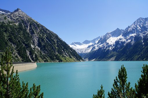 5-Sterne-Camping Österreich - Blick auf die Zillertaler Alpen und einem Gewässer