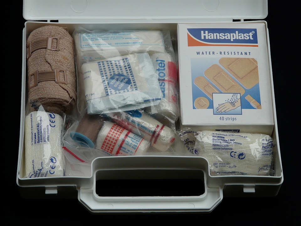 Packliste Wanderurlaub - Blick auf ein Erste-Hilfe-Set mit Pflastern und Verbandsmaterial.