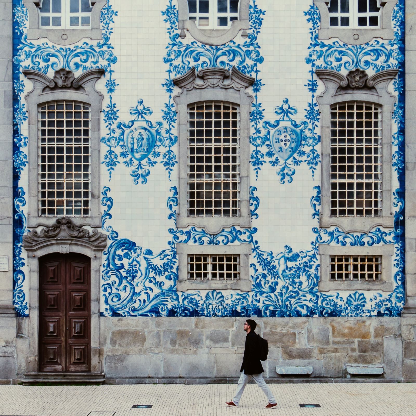 Überwintern in Portugal- Buntes Haus davor läuft ein Mann