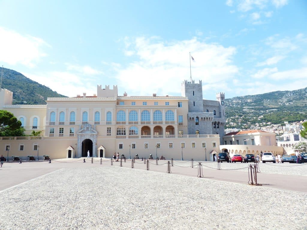 5-Sterne Camping Frankreich - Blick auf den Fürstenpalast in Monaco.