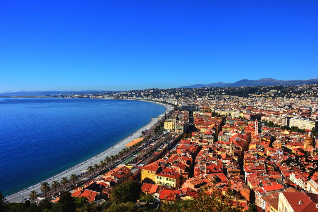 5-Sterne Camping Frankreich - Vogelperspektive auf Nizza und die Promenade des Anglais.
