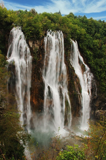 Unbekannte Reiseziele - Blick auf den Wasserfall "Veliki Slap" in den Plitvicer Seen.