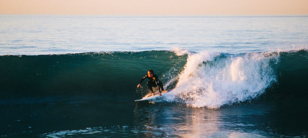 Surfer surft eine Welle im Meer