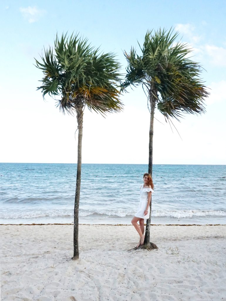 Costa del Sol- Frau zwischen zwei Palmen 