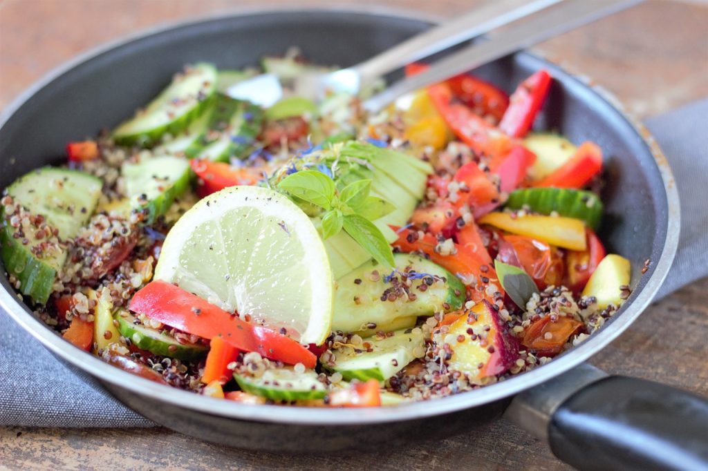 Camping-Rezepte Vegetarisch - Blick auf einen Quinoa-Salat.