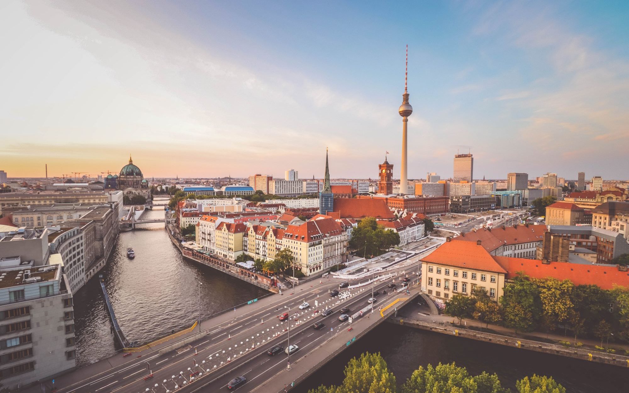 Blick auf die Stadt Berlin im Hintergrund der Fernsehturm