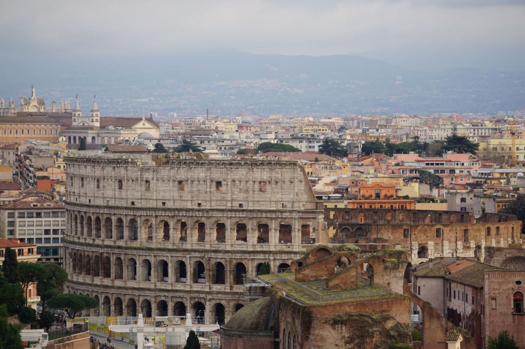 Glamping Italien - Blick über Rom mit dem Kolosseum im Vordergrund.