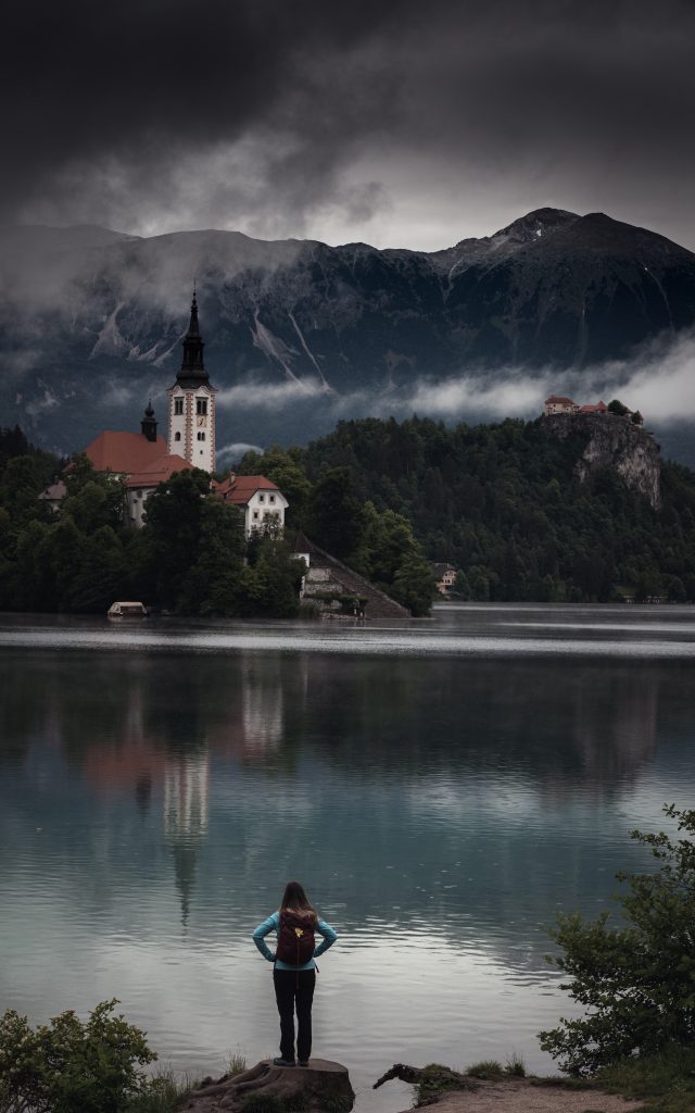 Slowenien mit dem Wohnmobil - Frau an einem See
