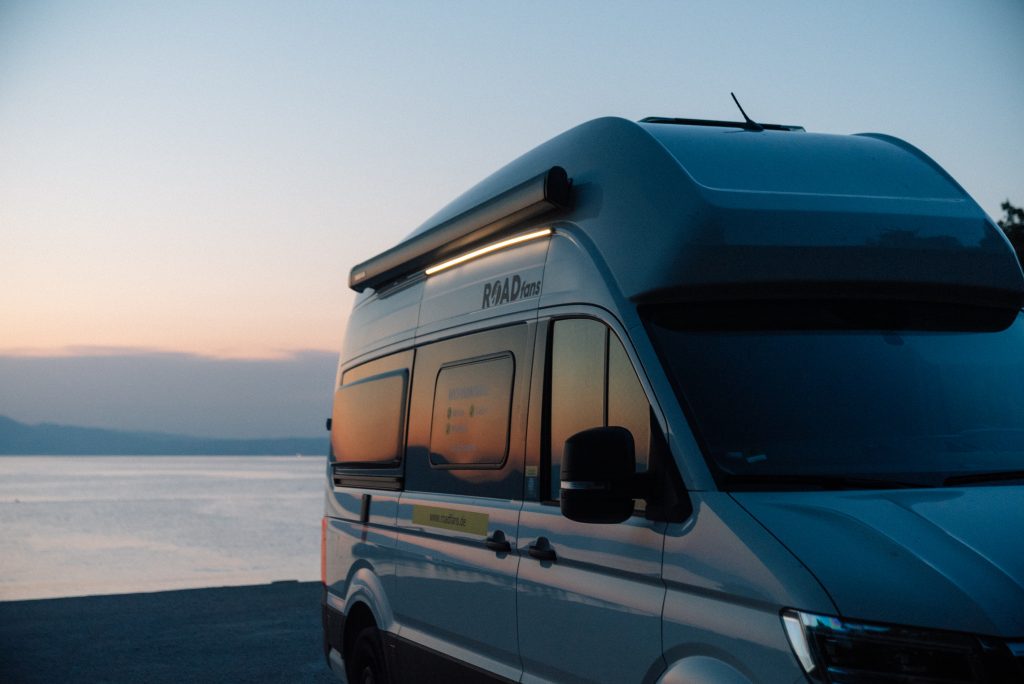 Camping Sauerland - ROADfans Wohnmobil im Sonnenuntergang am See 