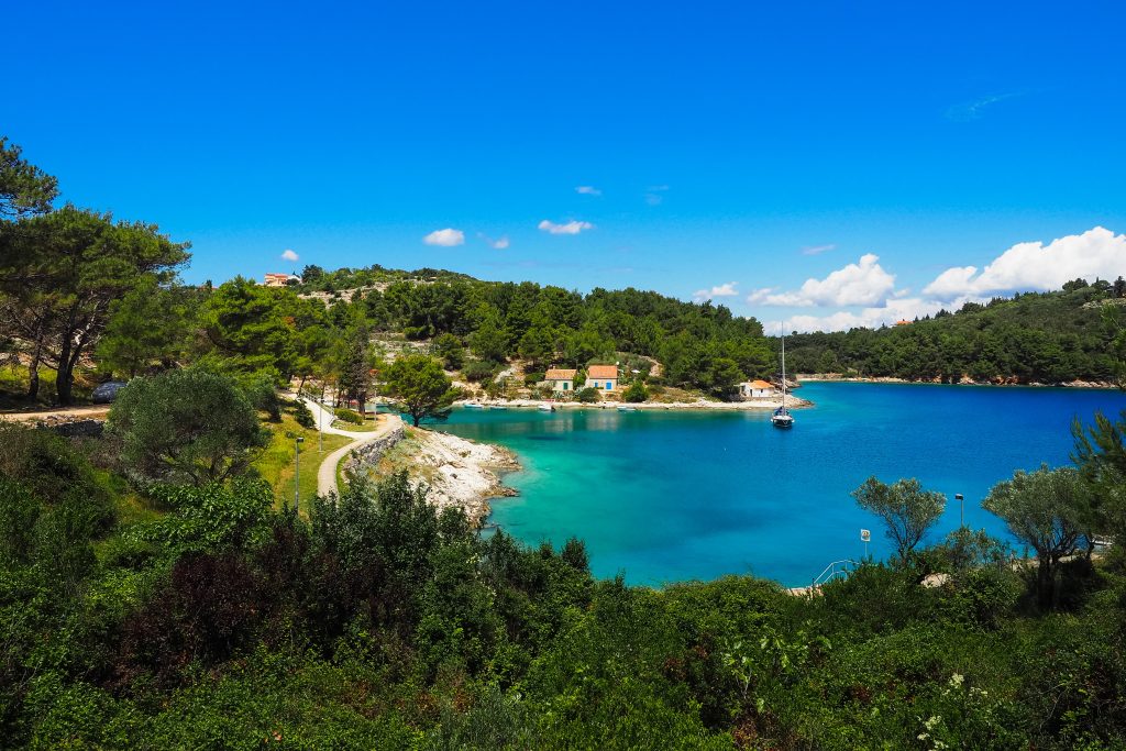 Glamping Kroatien - Das türkise Meer und kleine Häuser an der Küste