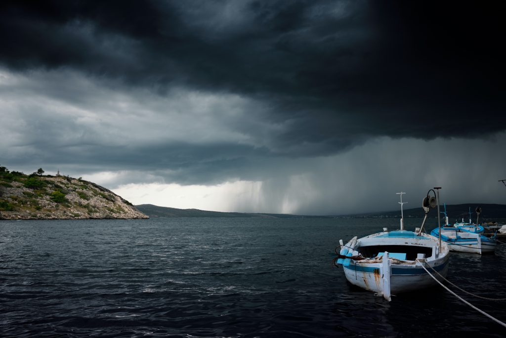 Glamping Kroatien - Gewitter und Regen über dem Meer