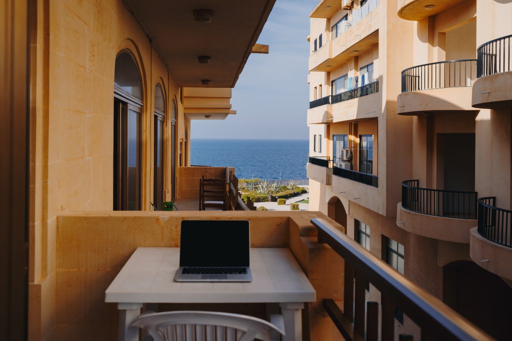 Bester WLAN-Router für Wohnmobil - Laptop auf einem Balkon am Meer 