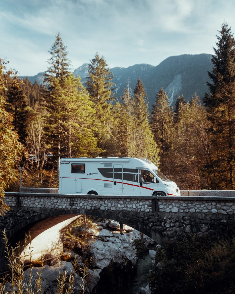Camping Sächsische Schweiz - ROADfans Wohnmobil auf einer Steinbrücke im herbstlichen Wald 