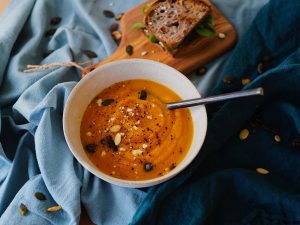 Herbst Rezepte - Kürbissuppe auf Tischdecke