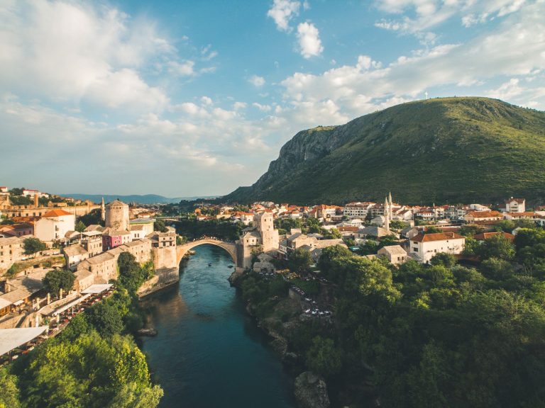 Bosnien Urlaub- Landschaft und Brücke