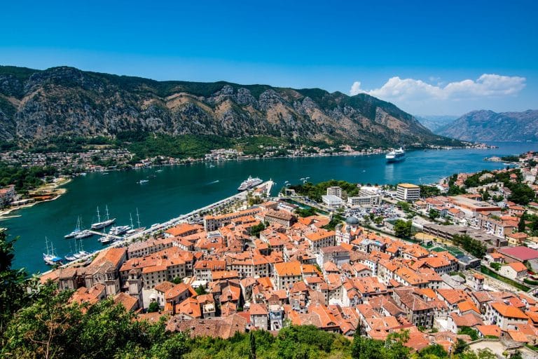 Campingplätze Montenegro - Blick auf Stadt, Berge und Meer in Montenegro