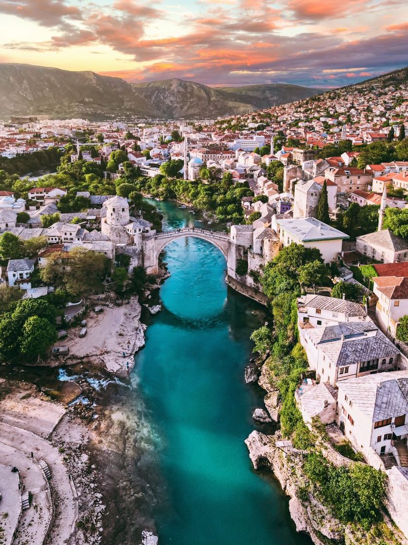 Blick auf Fluss und Brücke von Mostar
