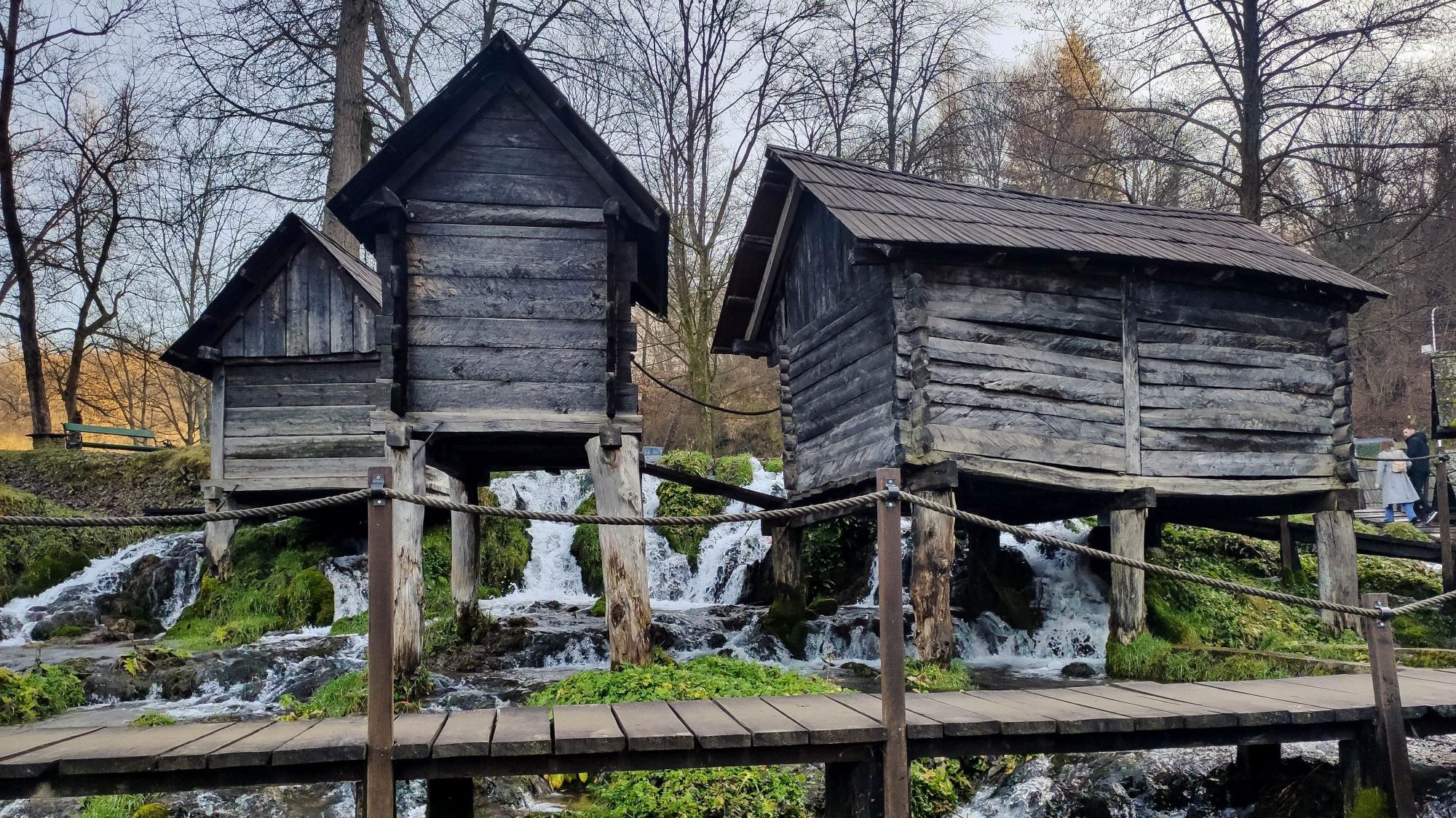 Holzhütten an einem Wasserfall
