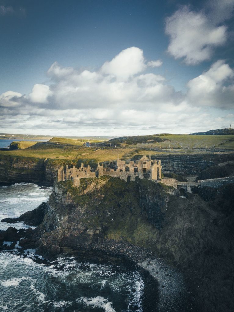 Burg auf einer Klippe in Irland