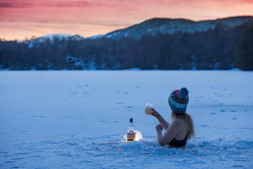 Campingplätze Schottland - Frau in einem gefrorenen See
