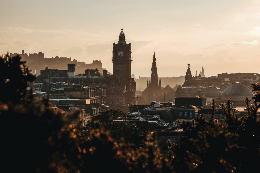 Campingplätze Schottland - Edinburgh im Sonnenuntergang von oben 