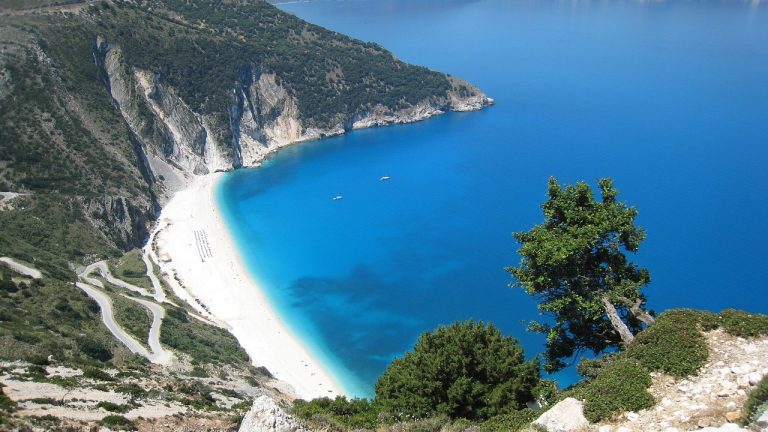 Wildcamping Griechenland - Blick auf eine Küste und Strand mit dem Meer in Griechenland.