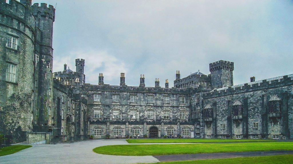 Kilkenny Castle in Irland, ein graues Steinschloss mit Grünflächen 