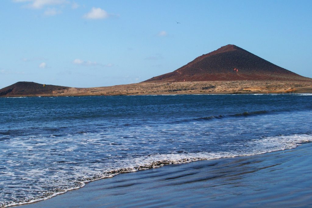 Campingplätze Teneriffa - Blick auf den Montaña Roja mit dem Meer im Vordergrund.