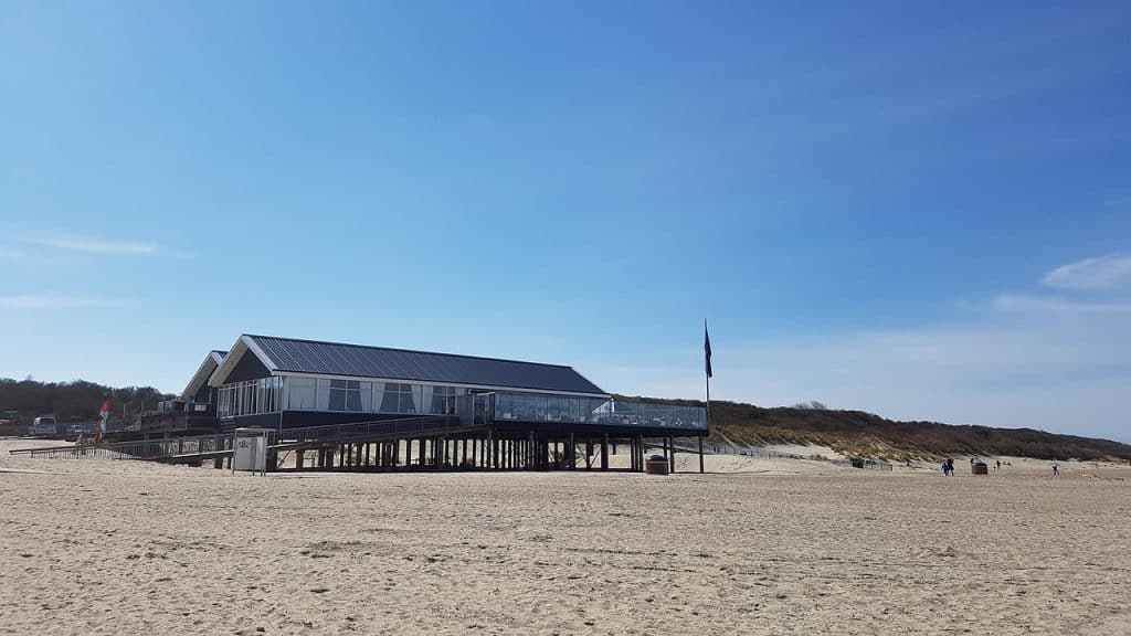 Silvester Camping 2023 - Blick auf einen Strand mit einem Strandhaus in Renesse.